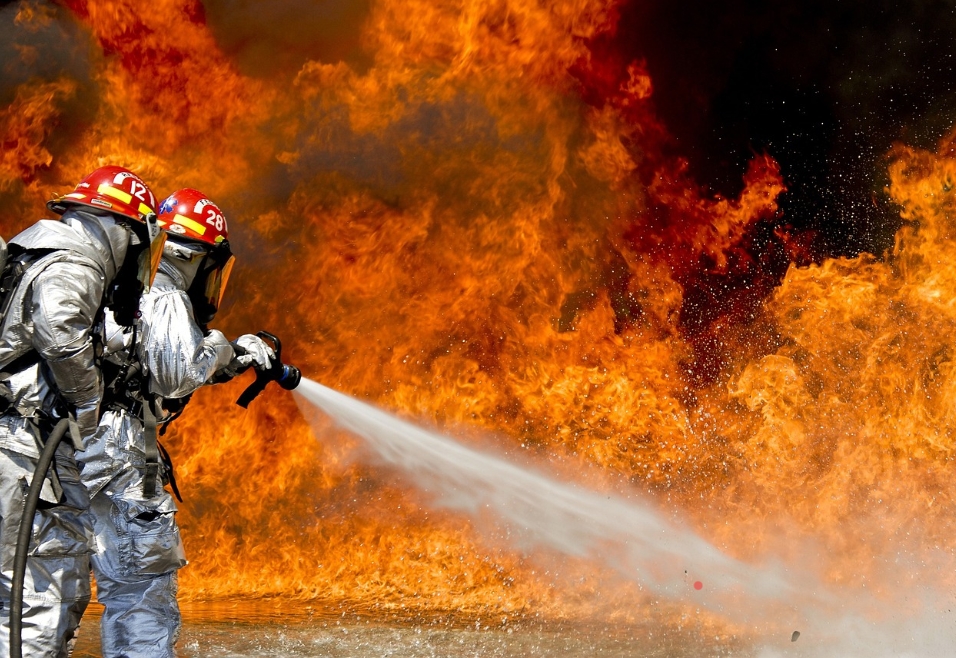 Ilustrasi petugas pemadam kebakaran. FOTO: Pixabay
