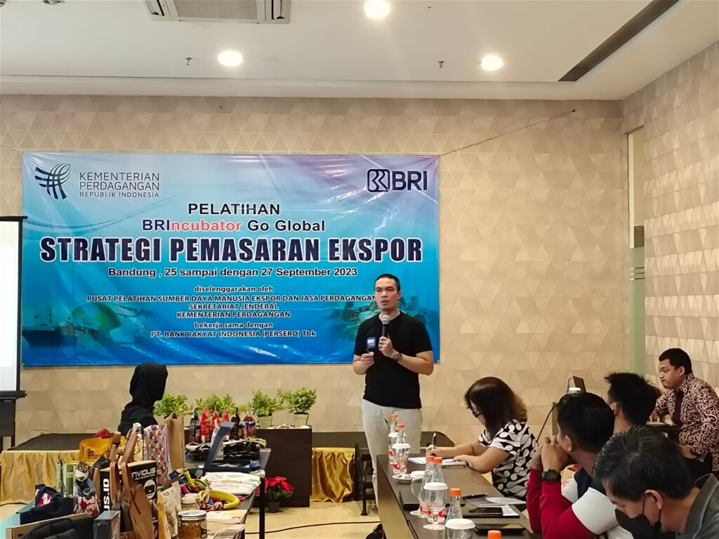 BRI menggandeng Kementerian Perdagangan untuk melatih 30 pelaku UMKM di wilayah kota Bandung, Jawa Barat, agar produknya bisa tembus ekspor, sekaligus persiapan menuju event BRI UMKM EXPO(RT) BRILIANPRENEUR 2023.